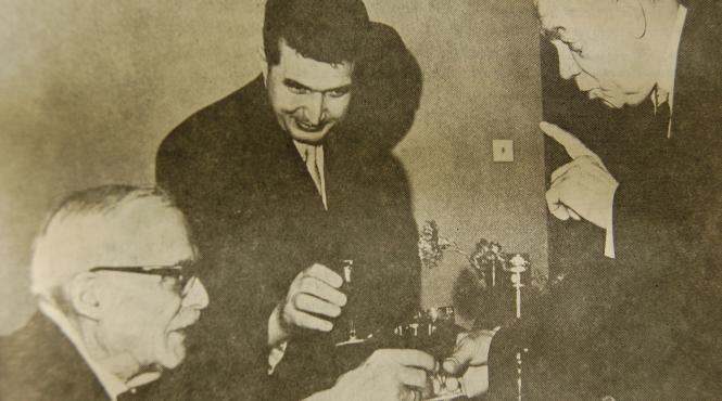 inedit nicolae ceausescu felicitandu l pe scriitorul tudor arghezi la implinirea a 85 de ani