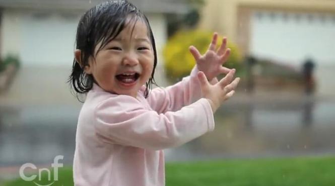 video fabulos cum reactioneaza o fetita de 1 an cand vede pentru prima data ploaia