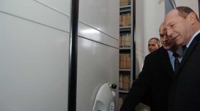 s au sters urmele lumea justitiei microfilmul dosarului de colaborator al lui basescu a disparut