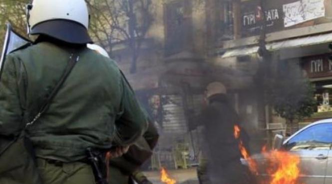 panica la atena o masina capcana a explodat in fata bancii greciei