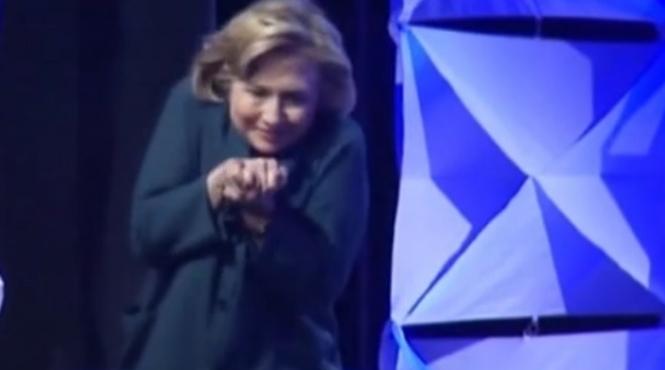 hillary clinton atacata cu un pantof in timpul unei conferinte la las vegas video