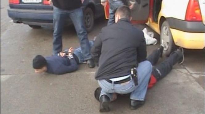 membrii unei gruparii care distribuiau droguri in licee si campusuri universitare din bacau arestati preventiv