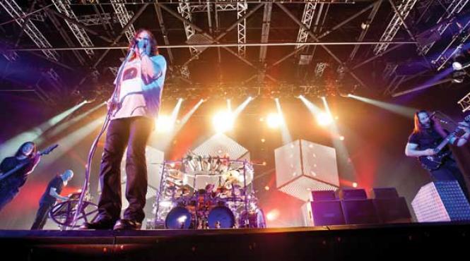 dream theater ofera un show de trei ore cu lumini si efecte vizuale de exceptie