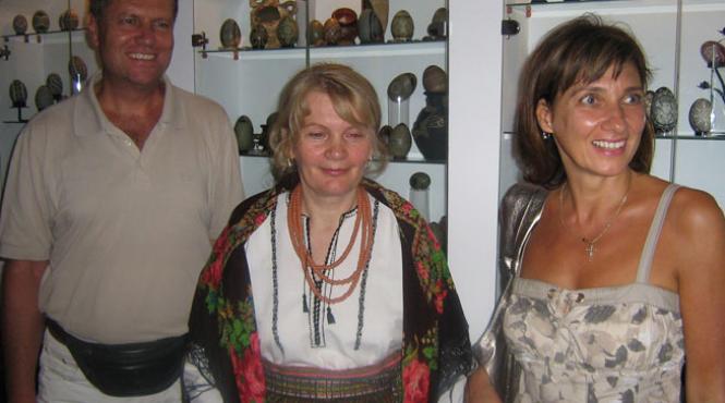 excelenta sa regina mestesugului inchistririi oualor bucovineanca lucia condrea si bijuteriile sale