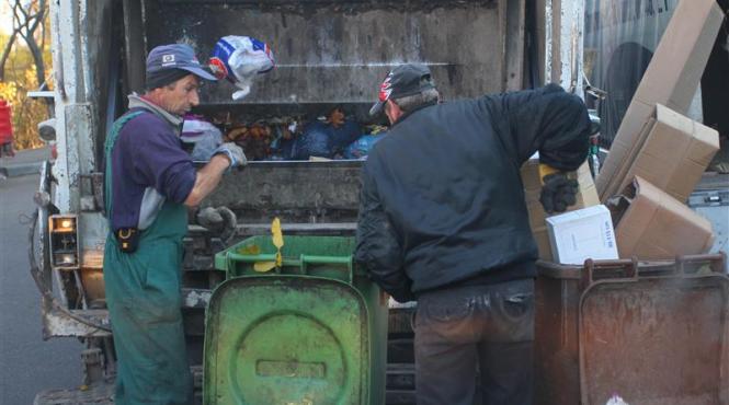 firmele de salubritate ameninta cu greva gunoierii obligati sa monteze pubele pentru reciclare selectiva