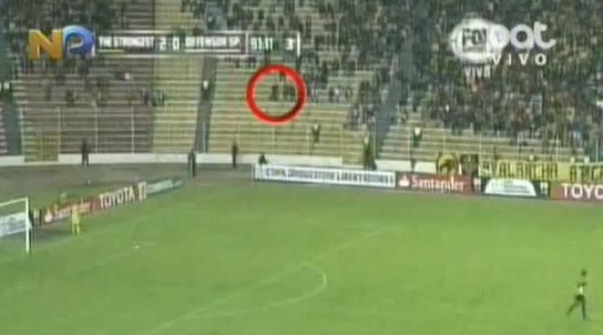 scena bizara la un meci de fotbal ce au surprins camerele de televiziune in tribune pe un stadion din capitala boliviei video
