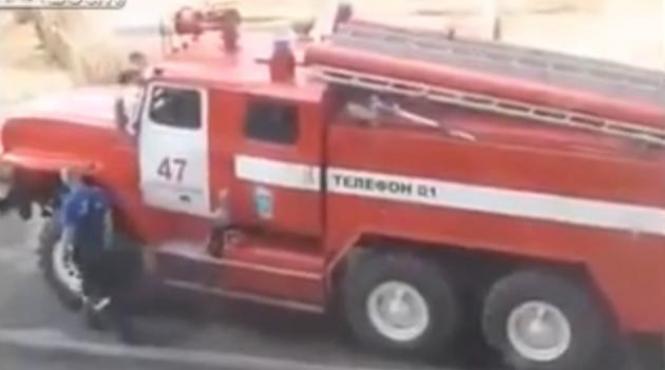 zeci de localnici lasati cu gura cascata cum au salvat pompierii rusi o pisica dintr un copac video