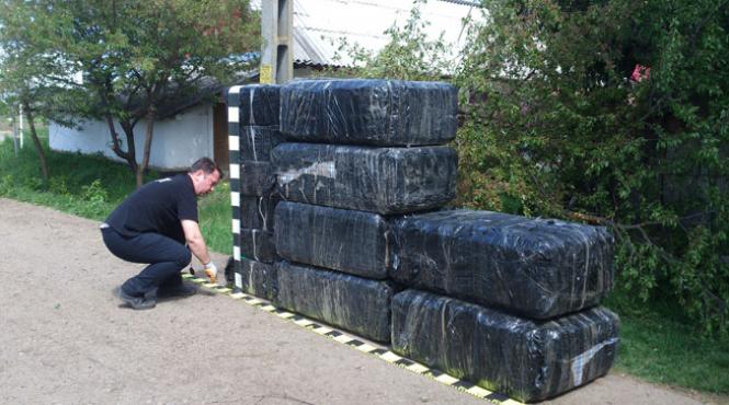 contrabandist retinut cu focuri de arma dupa o urmarire ca n filme masina acestuia s a rasturnat