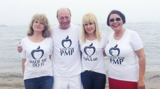 basescu s a fotografiat purtand un tricou pmp alaturi de sotia sa elena udrea si membri ai acestui partid