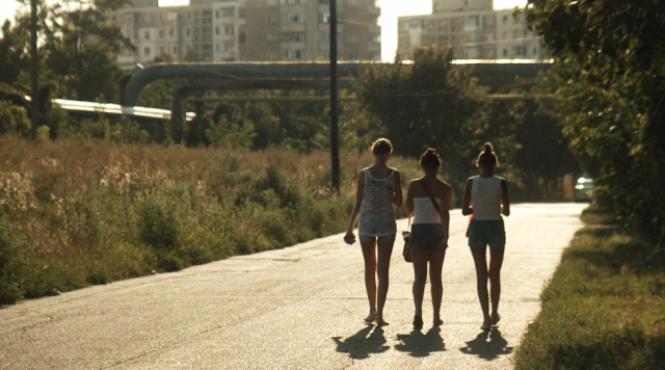 waiting for august de teodora mihai premiu cel mai bun lungmetraj international la hot docs