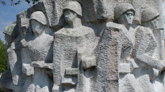 statuia unui general sovietic vandalizata in polonia