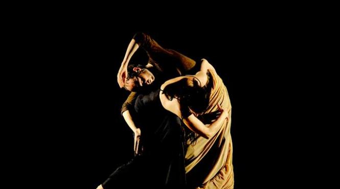 dune flamenco modern cu doi dansatori speciali