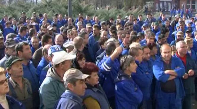 protest in fata prefecturii ramnicu valcea zeci de fosti angajati ai oltchim ameninta cu intrarea in greva foamei