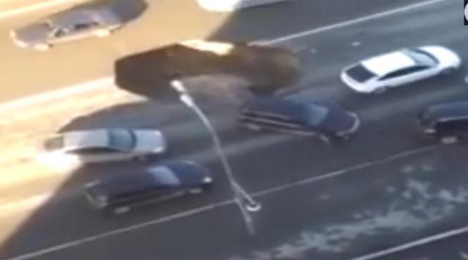 groapa uriasa formata pe o autostrada din rusia momentul in care cedeaza soseaua surprins de camere video