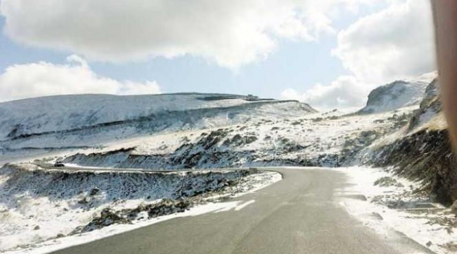 transalpina nu se deschide mai devreme de 1 iunie in unele zone zapada atinge o inaltime chiar si de doi metri