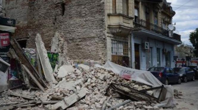 trei masini avariate dupa prabusirea unui zid in centrul capitalei