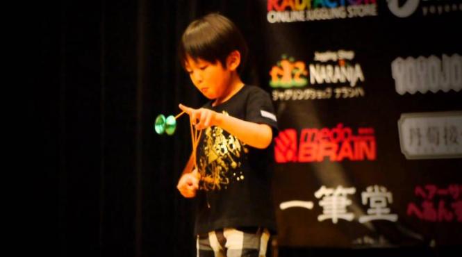 acest pu ti de ase ani este fenomenal mae tri nu reu esc sa l intreaca video