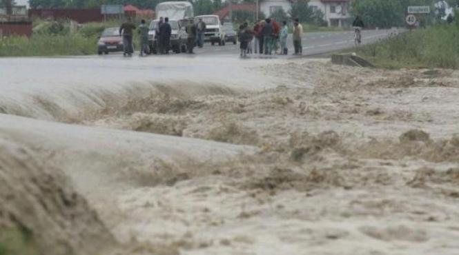 femeie de 100 de ani salvata din calea apei inundatii in mai multe localitati din olt