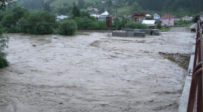 hidrologii au emis cod rosu de inundatii pe raul putna pana la miezul noptii