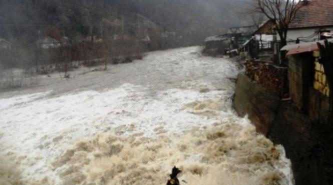ploile au facut ravagii in valcea sate izolate gospodarii inundate trafic alternativ pe valea oltului cale ferata inchisa