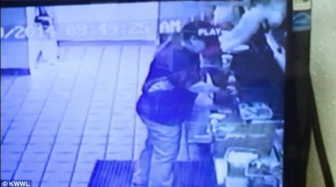 a vazut asta si a chemat imediat vanatorii de stafii ce au filmat camerele de supraveghere intr un restaurant din sua video