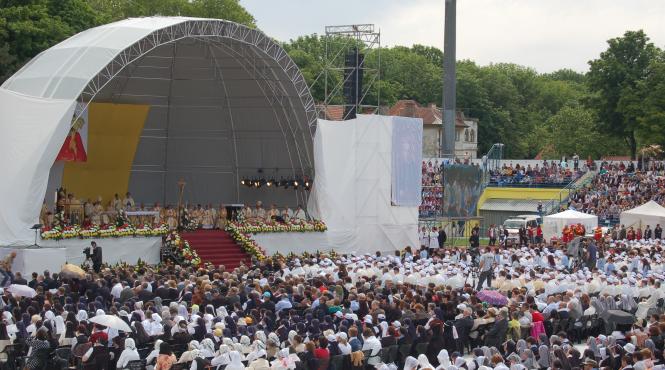 moment istoric la ia i 20 000 de pelerini asteptati la ceremonia de beatificare a episcopului martir anton durcovici trimisul papei va oficia sfanta liturghie