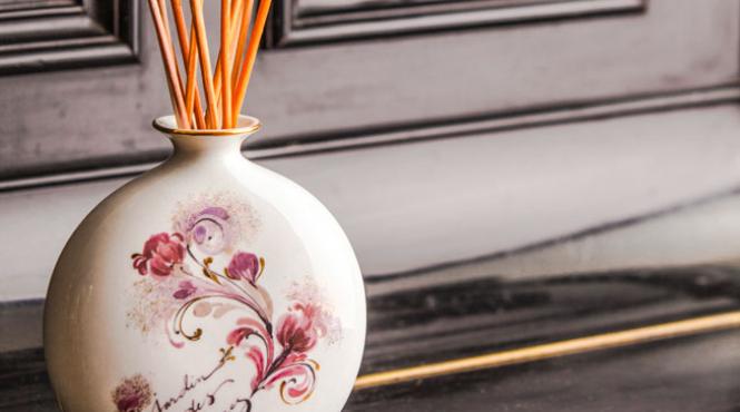 parfum extras din ghimbir sau din frunze de maslin prezentat in portelan de limoges