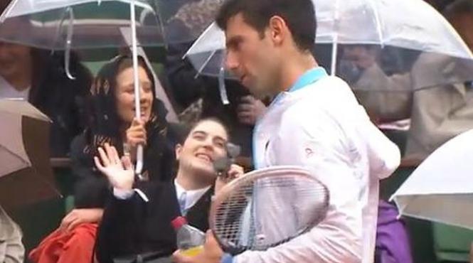 gest incredibil comis de novak djokovic la roland garros ce a facut sarbul cand a inceput ploaia video