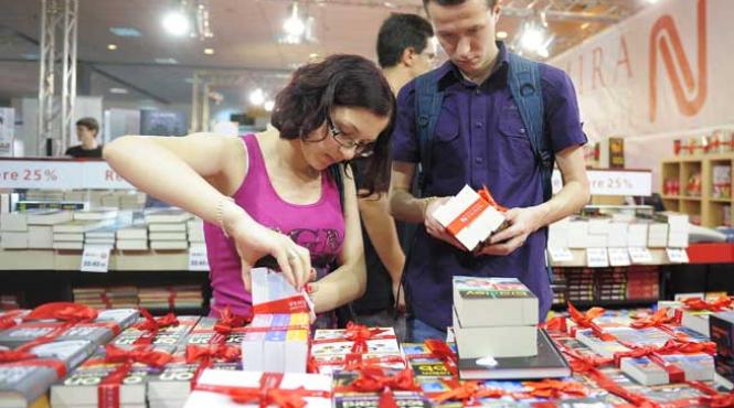 incepe bookfest peste 1 000 000 de volume isi asteapta cumparatorii la salonul international de carte