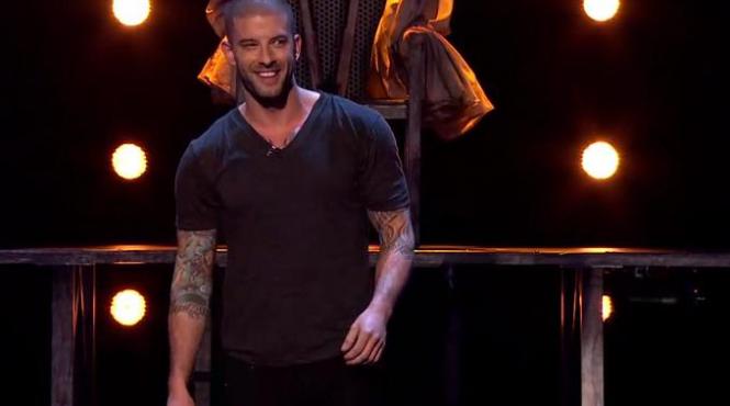 telespectatorii unui concurs de talente stupefiati ce face un tanar in direct sub privirile impietrite ale juratilor video