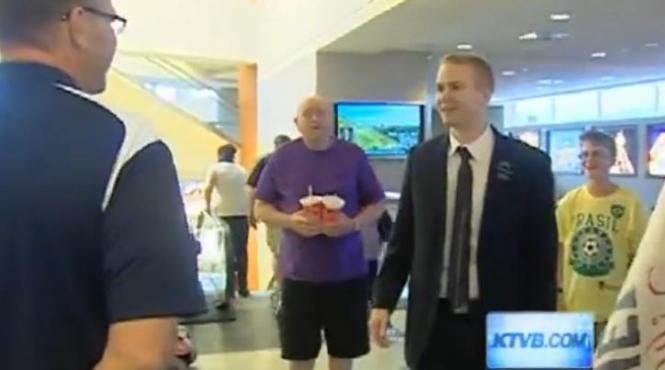 a slabit cateva zeci de kilograme dar nu i a spus nimic fiului reactia incredibila a acestuia cand si a revazut dupa doi ani tatal video