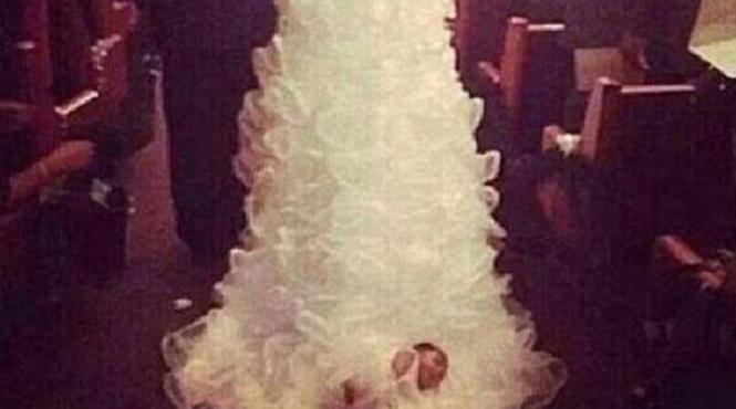 si a legat fetita in varsta de o luna de trena si a tarat o pana la altar in timpul nuntii cum se apara mireasa