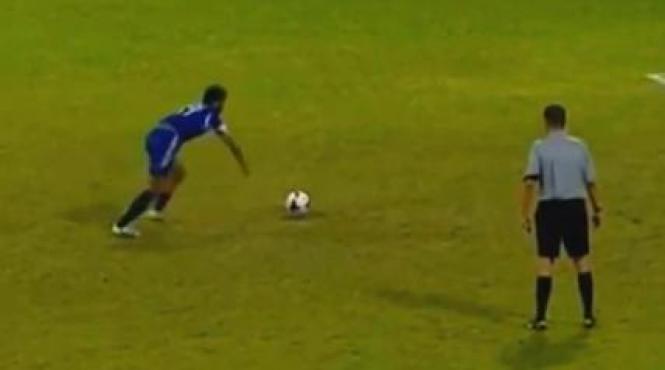 video asta trebuie sa fie cel mai penibil penalty din istoria fotbalului