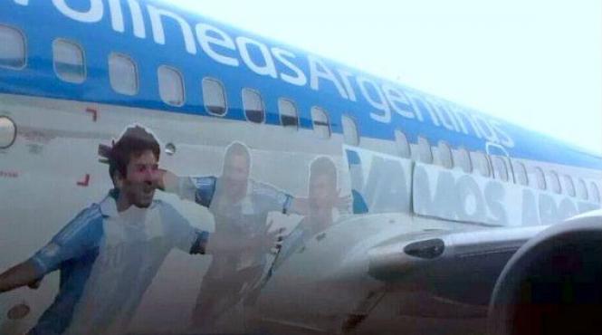 messi aguero si higuain pictati pe avionul care va duce nationala argentinei in brazilia