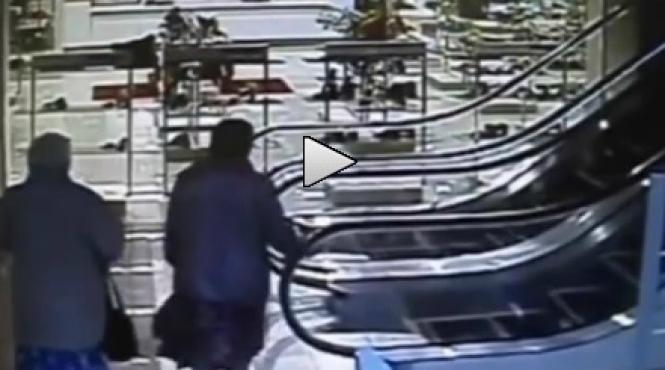 razi cu lacrimi doua batrane scarile rulante i shopping ul video