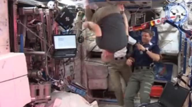 video cum se joaca fotbal in spatiu la bordul iss