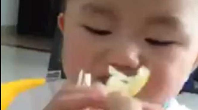 video bebelus lamaie