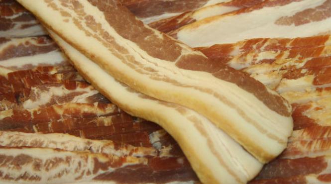 doi scotieni au fost condamnati la inchisoare pentru ca au aruncat cu slanina asupra unei moschei