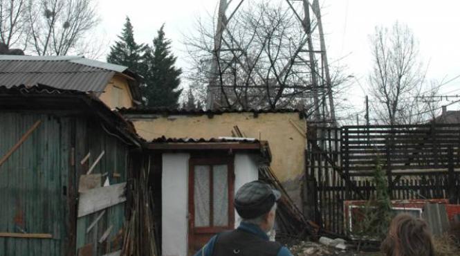 un barbat din babeni s a electrocutat in timp ce culegea flori de tei