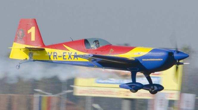bias 2014 peste 100 de piloti si parasutisti de elita au facut spectacol pe aeroportul bucuresti baneasa