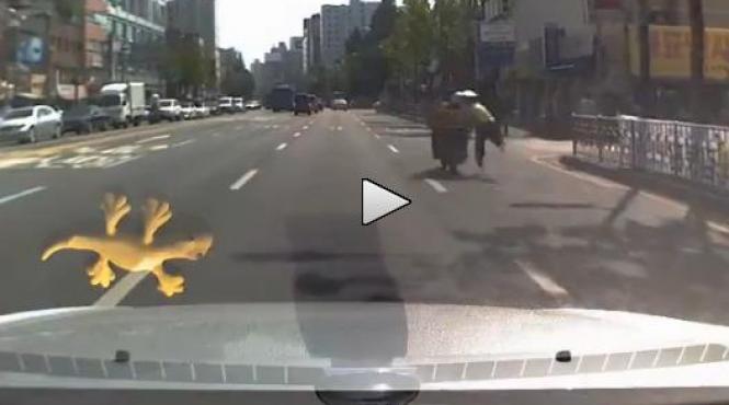 video acest politist isi ia slujba prea in serios tu ce crezi e curajos sau inconstient