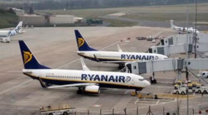 coliziune intre doua avioane de pasageri ryanair incidentul a avut loc pe aeroportul stansted din londra video