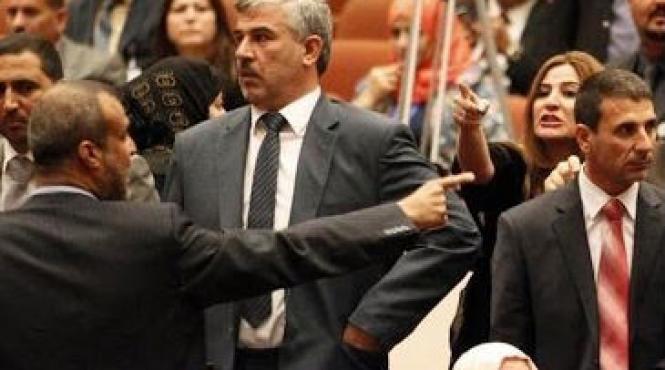 prima sesiune a noului parlament irakian s a incheiat in haos in timp ce tara e in pragul scindarii