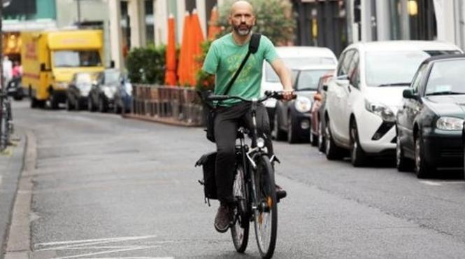 caz incredibil in germania un roman fara un brat amendat pentru ca nu tinea ambele maini pe ghidon