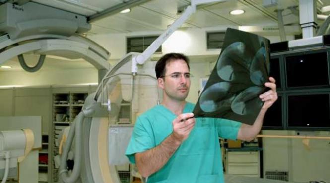 tinerii afectati bolile batranetii cauze parkinson scleroza avc accident vascular cerebral