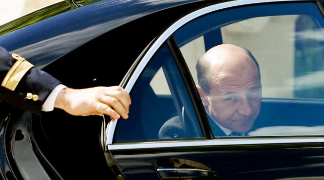 ce institutii ale statului l au sfatuit pa basescu sa nu demisioneze