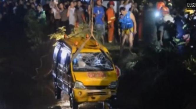 tragedie in china opt copii au murit dupa ce autobuzul in care se aflau s a prabusit intr un lac de acumulare video