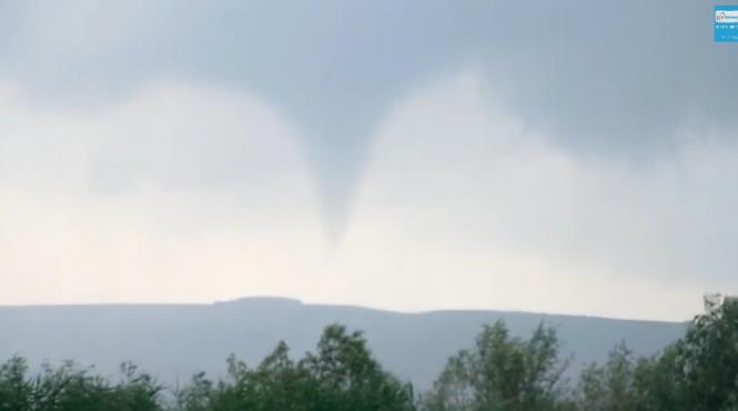 o tornada a facut prapad intr o comuna din boto ani zburau copacii pe sus o nenorocire video