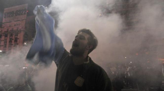 batai de strada in argentina dupa infrangerea in fata germaniei politia a folosit gloante de cauciuc si gaze lacrimogene video