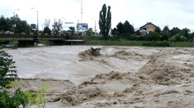 codul rosu de inundatii prelungit si extins in sapte judete comandament de urgenta la palatul victoria